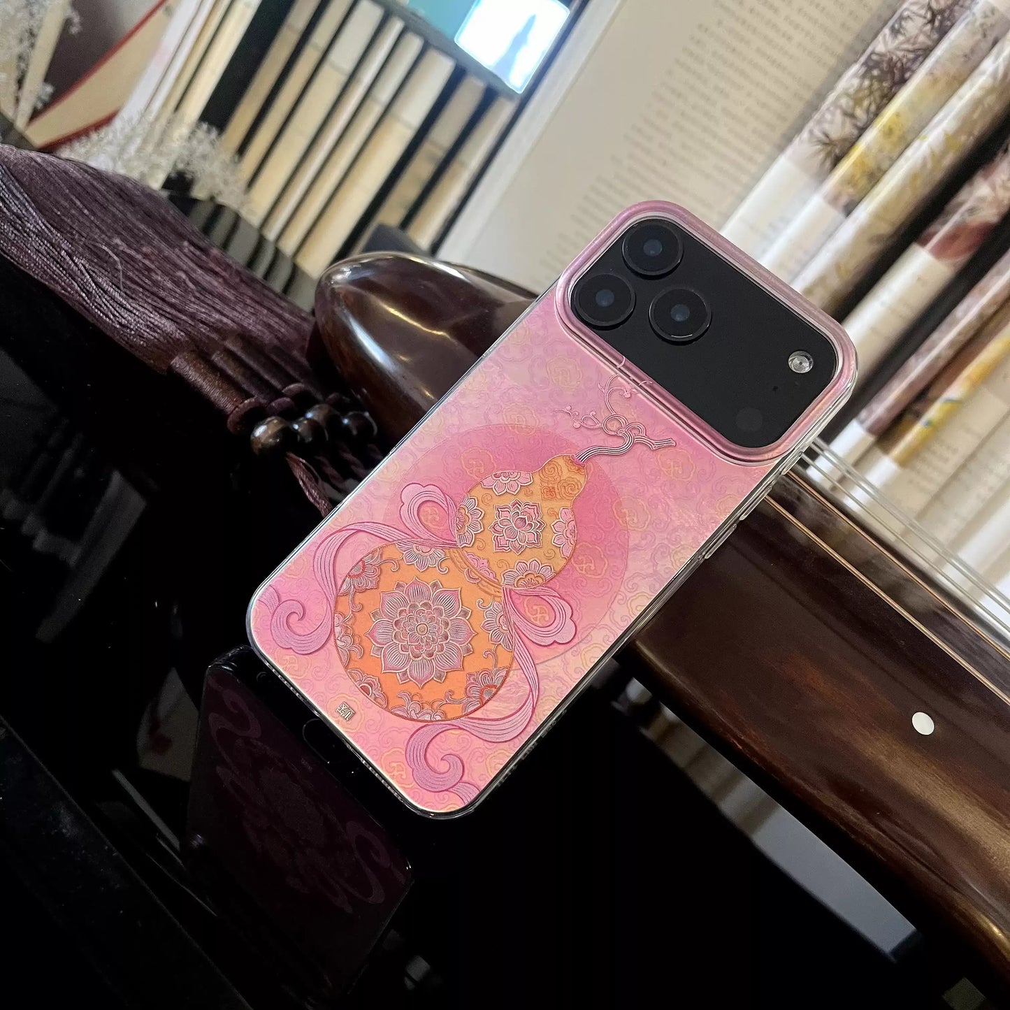 Fortune & Prosperity Gourd Phone Case – “Fu Lu” Pattern, Glacier Laser Liquid Silicone, Soft Cover for iPhone 16/17 Series, East Asian Style Gift